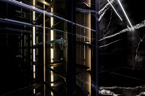 walk in closet Rimadesio mirror lighting lines Reimann Architecture interior design marble black