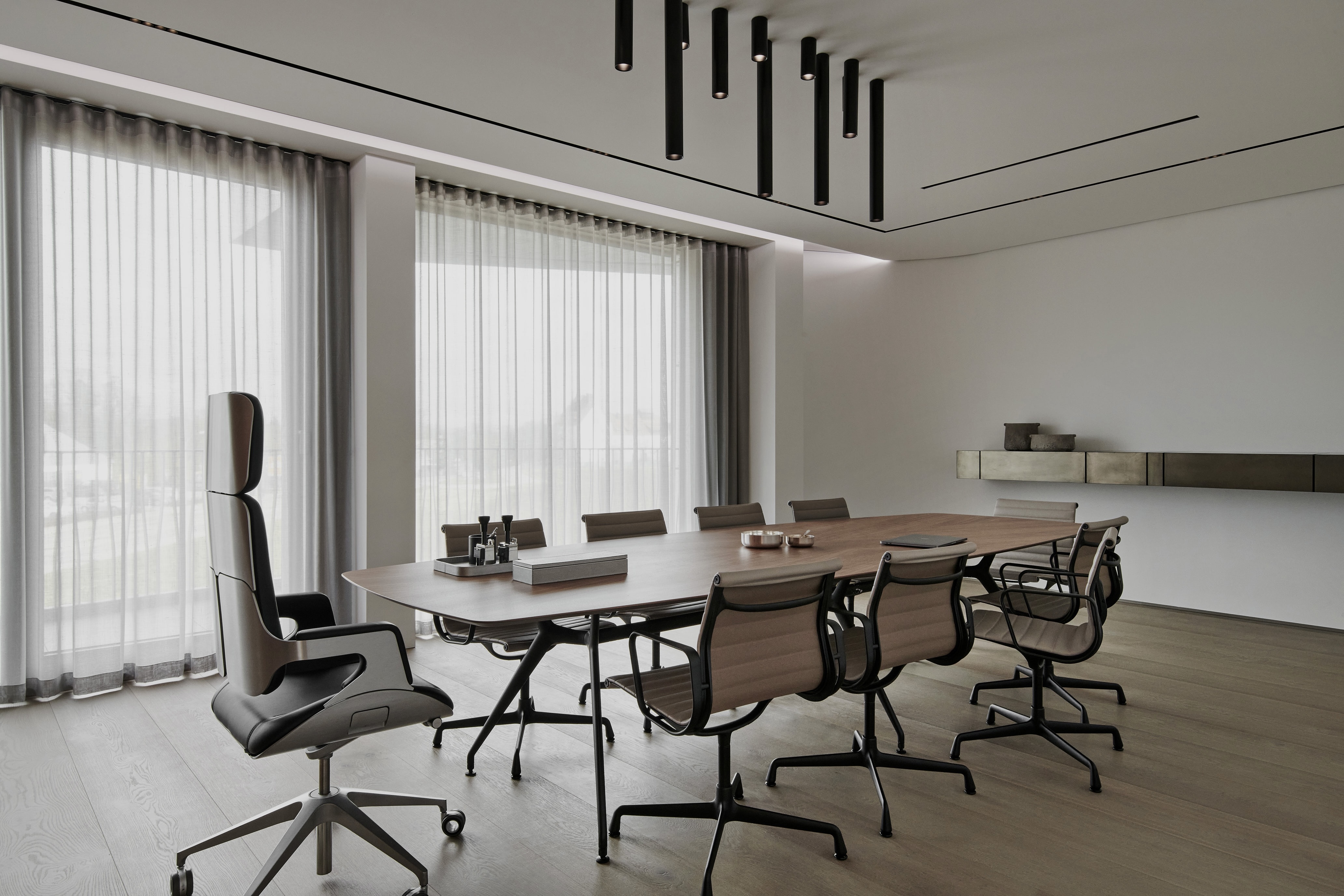 Conference Room Walnut Wood Table Rimadesio Vitra Lounge Chair Interstuhl